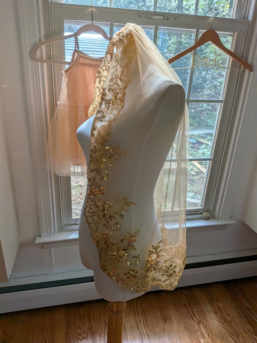 Gold Sequined Veil - Picture 2 of 11